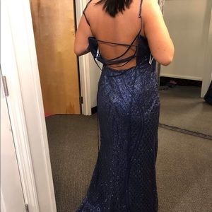 Prom dress size 14 fits absolutely amazing